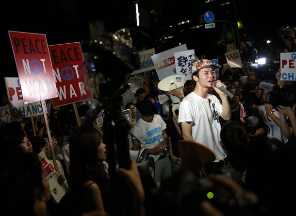国会前で声を上げるSEALDsの奥田愛基さん=2015年7月15日