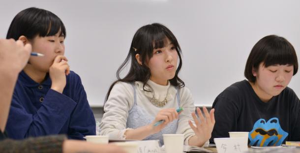 安部さくらさん(右)、今村幸子さん(真ん中)、是恒香琳さん