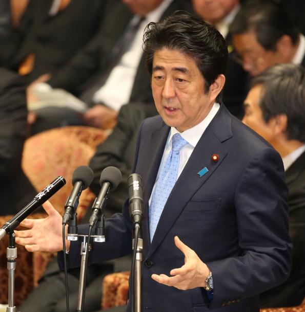 衆院予算委員会で答弁する安倍晋三首相=2月5日