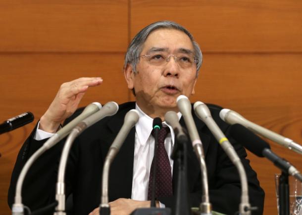 会見する日銀の黒田東彦総裁