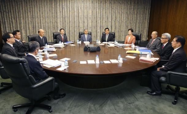 金融政策決定会合に臨む日銀の黒田総裁(中央)ら=2015年10月30日、日銀本店、代表撮影