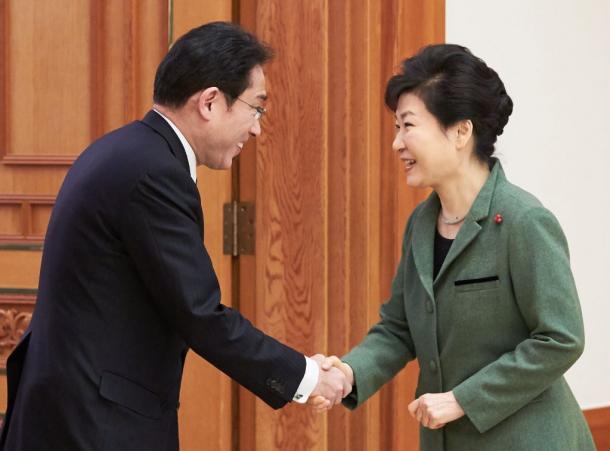 韓国・朴槿恵大統領(右)を表敬訪問し、握手する岸田文雄外相=28日午後4時28分、ソウルの大統領府、代表撮影