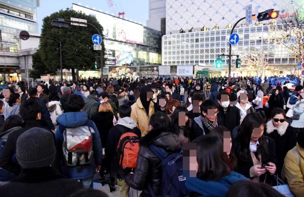 おおぜいの人が行き交う渋谷駅前のスクランブル交差点