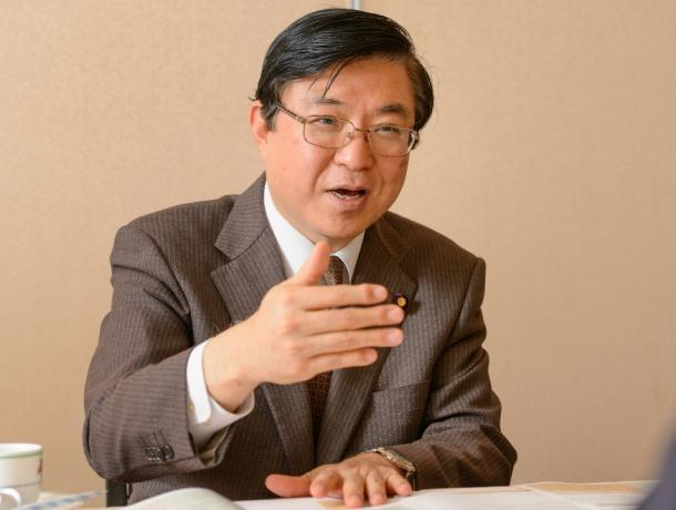 礒崎陽輔さん