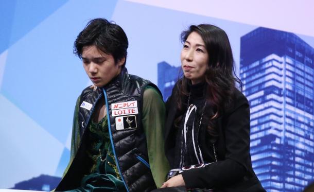 フリーの得点を待つ間、肩を落とす宇野昌磨