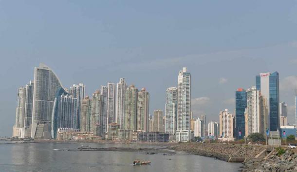 オフィスやマンションなどの高層建築が林立するパナマ市の新市街