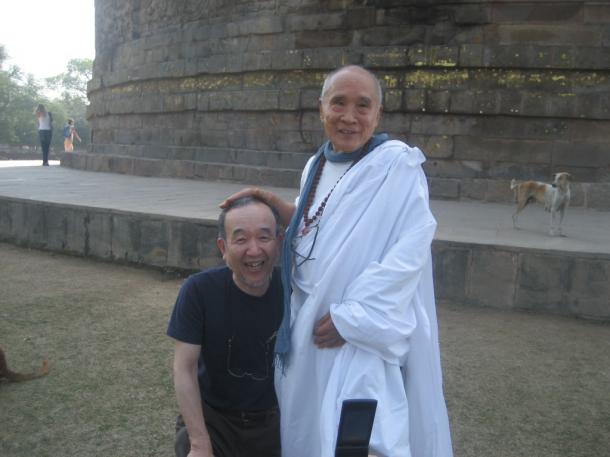 谷川俊太郎さん(左)と徳永進さん=インドで