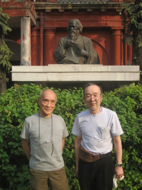 谷川俊太郎さん(左)とインド・コルカタのタゴール記念館で
