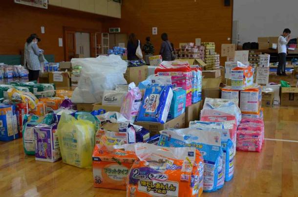避難所の隣にある体育館には、日本全国から支援物資が届いていた=4月30日、熊本県南阿蘇村