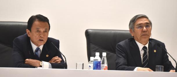 G7財務相・中央銀行総裁会議後に会見する麻生太郎財務相(左)と黒田東彦日銀総裁=2016年5月、仙台市