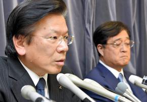 井上原稿につく写真