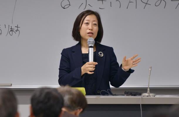 講演する三浦まり教授