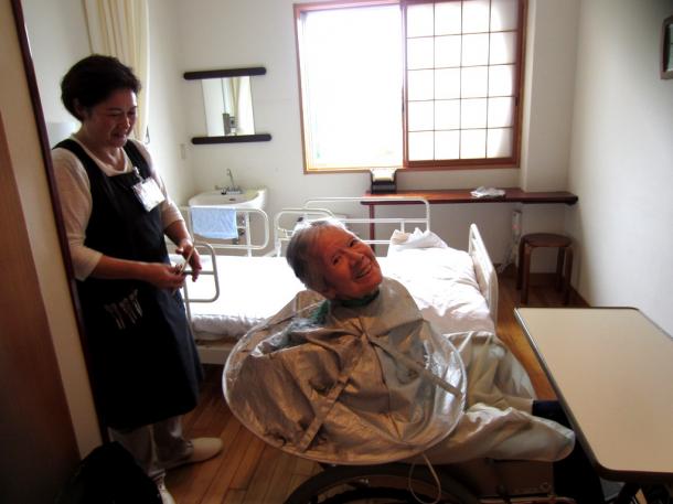 「すき」が似合う女性、鳥取市の野の花診療所の病室で。理容、「すっきりしましたよ」=2016年2月