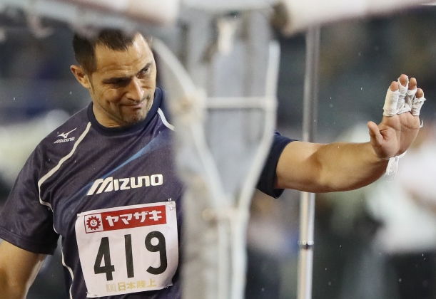 陸上日本選手権男子ハンマー投げで3投目を終え、手を振る室伏広治=2016年6月24日、名古屋市のパロマ瑞穂スタジアム
