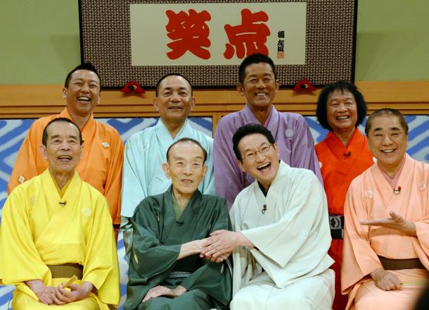 大喜利メンバーらと記念写真に臨む桂歌丸さん(前列左から2人目)。右隣は6代目の司会に決まった春風亭昇太さん=22日午後、東京都千代田区の日本テレビ