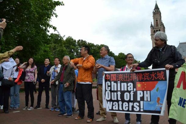 オランダ・ハーグの仲裁裁判所がある平和宮前でデモをする中国人とフィリピン人たち20160712
