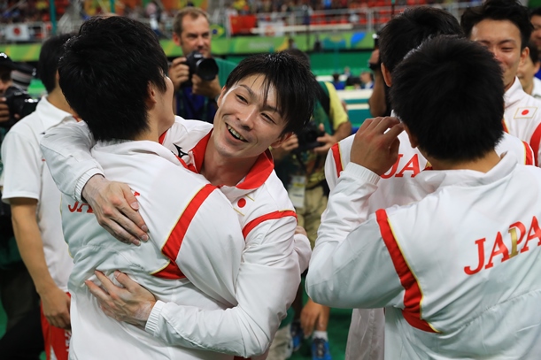 リオ五輪体操男子団体の優勝が決まり、加藤凌平に抱きつく内村航平=2016年8月8日、リオ五輪アリーナ