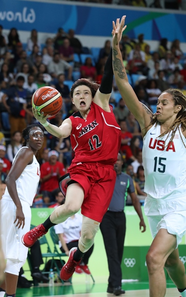 準々決勝の米国戦第3クオーター、シュートを阻まれる吉田亜沙美=2016年8月16日、リオデジャネイロのカリオカアリーナ