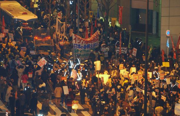 イラク攻撃に反対する人たちが集まり騒然とする米国総領事館前=2003年3月20日、大阪市北区