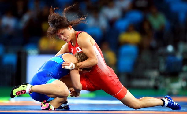 リオデジャネイロ五輪レスリング女子58キロ級決勝でコブロワゾボロワを攻める伊調馨(右)=2016年8月17日、カリオカアリーナ