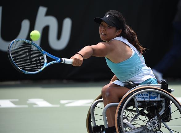 第32回飯塚国際車いすテニス大会女子シングルス決勝でボールを追う上地結衣選手=2016年5月22日、福岡県飯塚市