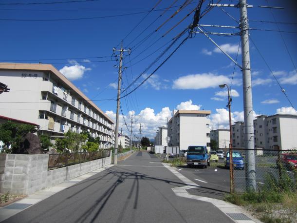 東の空に、真夏の雲たち=8月、診療所近くの団地で