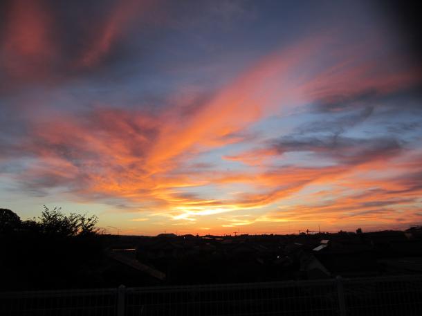 西の空に、茜(あかね)の雲たち=8
月、日本海の夕日