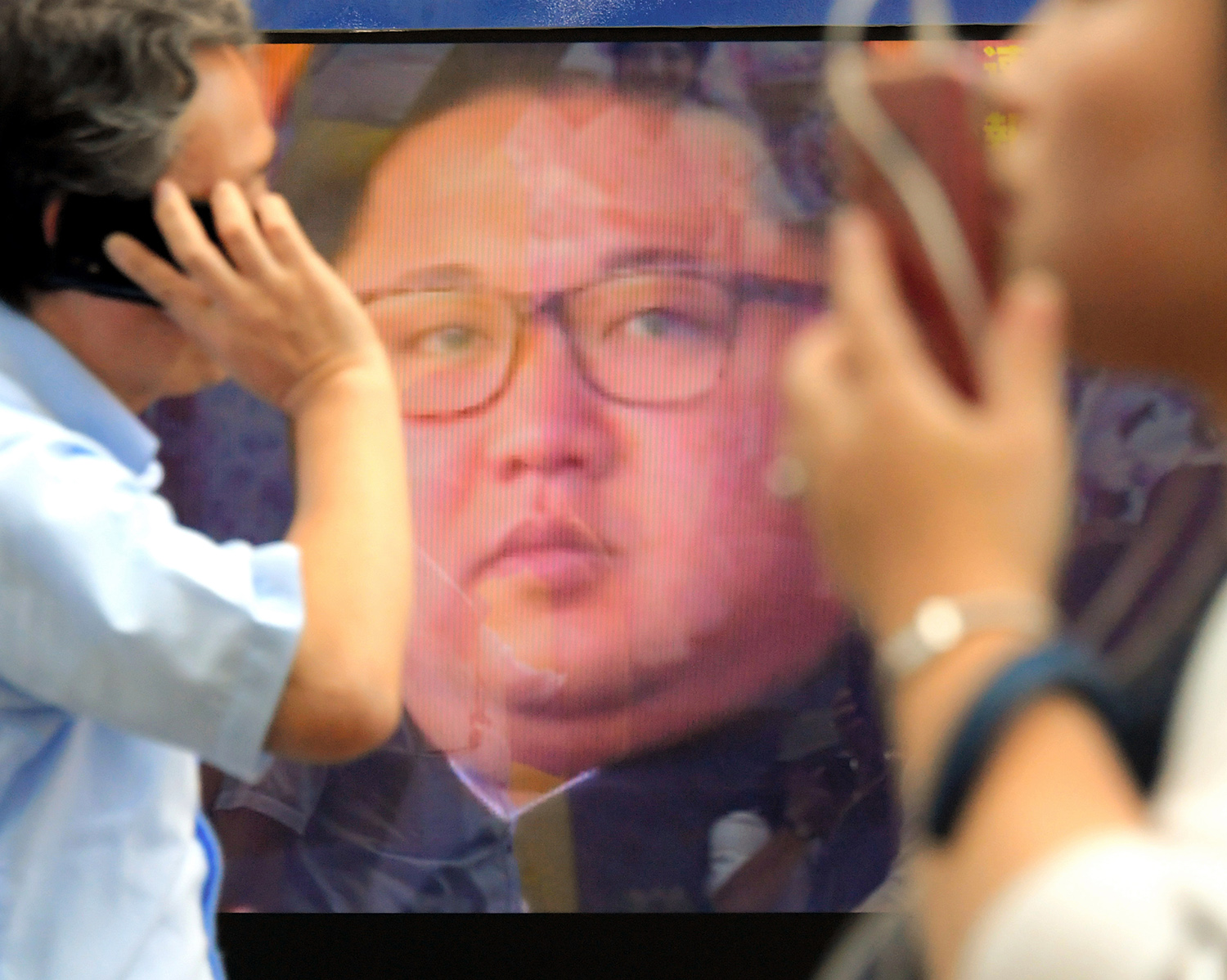 北朝鮮の核実験についてのニュース映像を流す街頭のテレビ画面