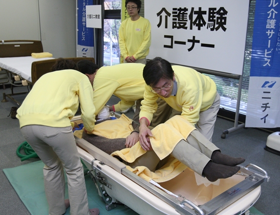 厚生労働省で行われた「介護就職デイ」の介護体験コーナー=2009年12月、東京・霞が関