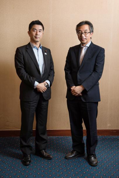 牧原秀樹さん(左)と水島宏明さん