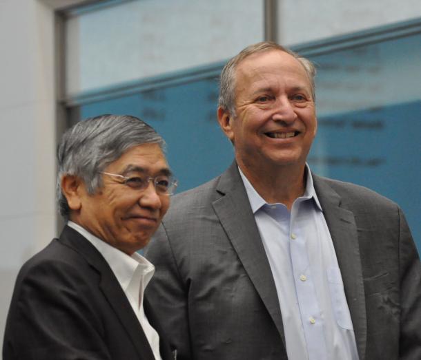 日本銀行で講演したローレンス・サマーズ元米財務長官(右)と黒田東彦・日銀総裁=9月30日
