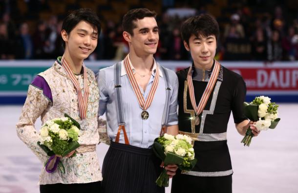 2位の羽生結弦、優勝したハビエル・フェルナンデスと3位の金博洋