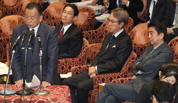 衆院TPP特別委で答弁する山本有二農水相(左端)。右端は安倍晋三首相