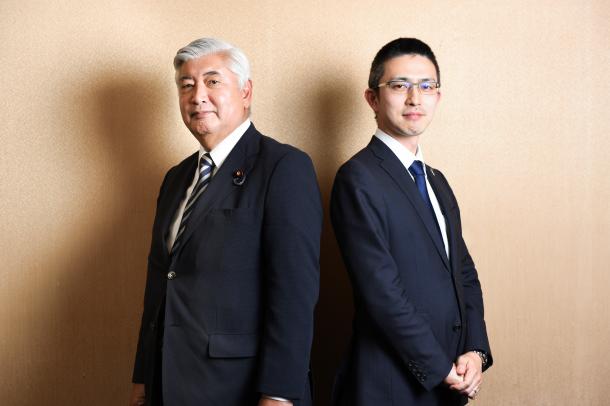 中谷元・前防衛相(左)と木村草太・首都大学東京教授