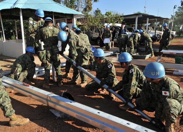 ジュバの国連施設内で、カンボジアPKO部隊の病院職員施設建設を支援する陸上自衛隊のPKO派遣部隊=2016年11月、ジュバ