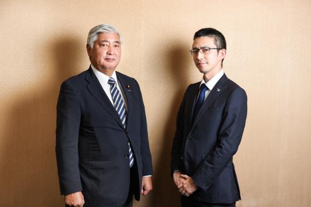 中谷元・前防衛相(左)と木村草太・首都大学東京教授