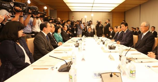 有識者会議の冒頭、あいさつする安倍晋三首相(右から2人目)。右端は今井敬座長=17日午後、首相官邸20161017