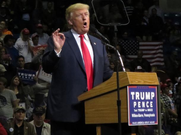 演説するドナルド・トランプ氏