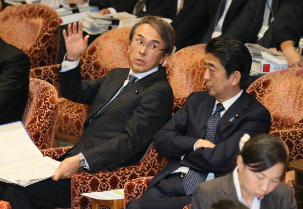 衆院TPP特別委で、民進党の質問に答弁するため挙手する石原伸晃TPP担当相(左)