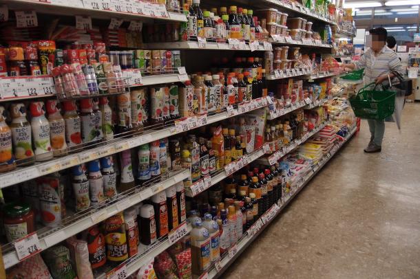 スーパーにずらりと並ぶ加工食品
