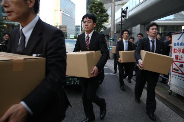 電通の本社ビルから段ボールを運び出す厚労省の職員=2016年11月7日
