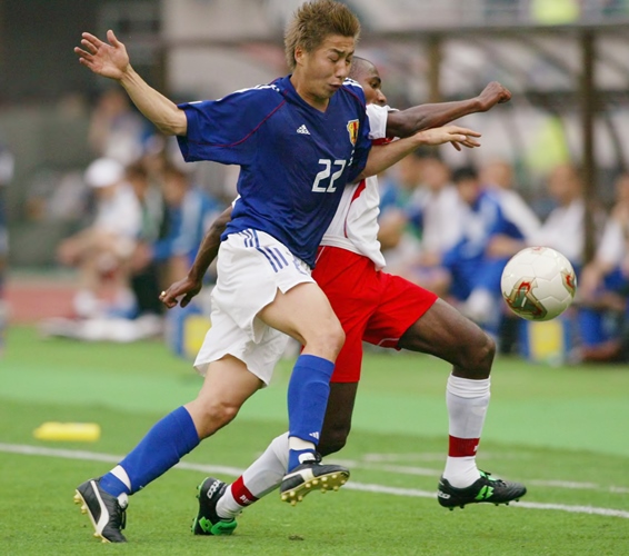 2002年日韓W杯チュニジア戦、厳しいマークで相手にプレッシャーをかける市川大祐=2002年6月14日、大阪・長居スタジアム