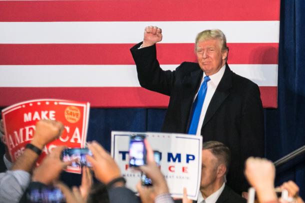 集会でガッツポーズをとるトランプ氏=11月7日、米バージニア州リースバーグ、ランハム裕子撮影