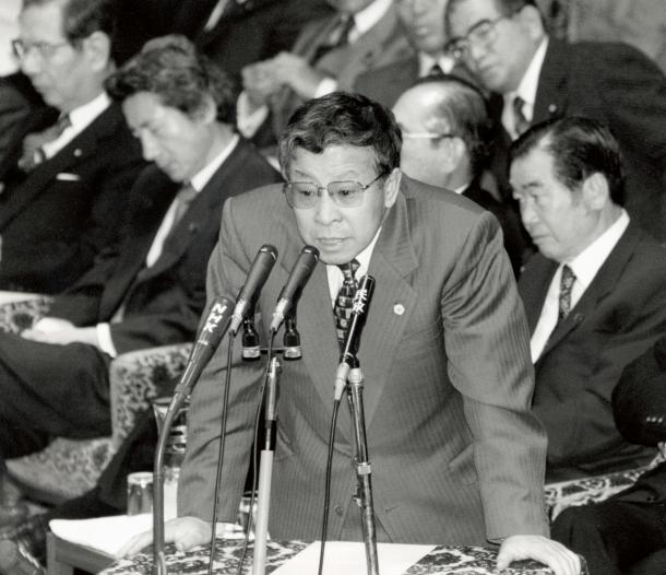 衆院予算委員会で金融問題をめぐる新進党議員の質問に対し、反対の答弁に立つ大蔵省国際金融局長の榊原英資さん