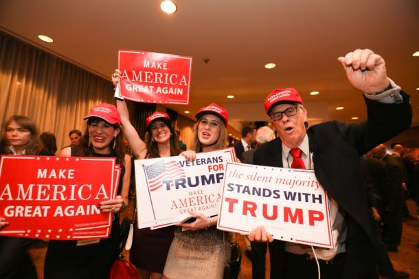 集会会場で、ドナルド・トランプ氏の勝利を喜ぶ支持者ら=9日、ニューヨーク、ランハム裕子撮影20161109