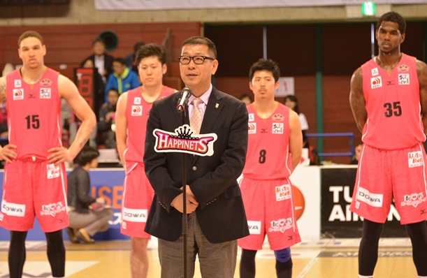あいさつするBリーグの大河正明チェアマン=2016年3月、秋田市