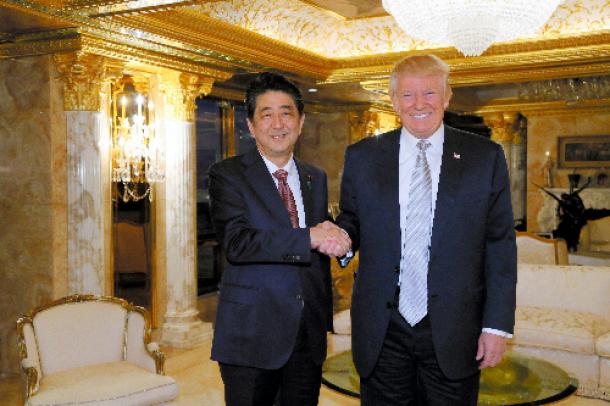 トランプ次期米大統領(右)と会談し、握手する安倍晋三首相=11月17日、ニューヨーク、内閣広報室提供