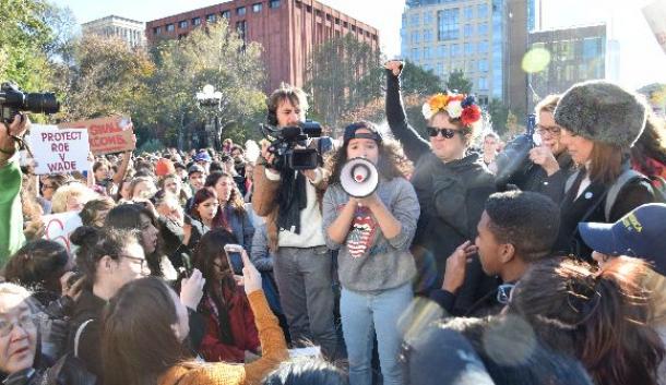 数千人の若者やクリントン氏支持者がトランプ氏に抗議するデモ集会を開いた=11月12日、米ニューヨーク