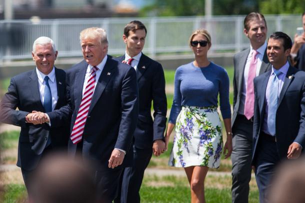 トランプ氏と握手するペンス副大統領(左)。そのすぐ後ろには、娘のイバンカ氏と手をつなぐ夫クシュナー氏が続く。今では、これからの米国政治の行方のカギを握る人物たちだ=2016年7月、オハイオ州、ランハム裕子撮影