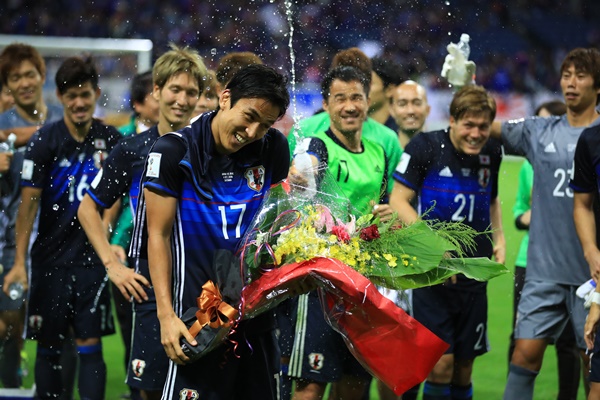 日本代表として100試合目の出場を果たし、チームメートから祝福を受ける長谷部(17)=2016年10月6日、埼玉スタジアム